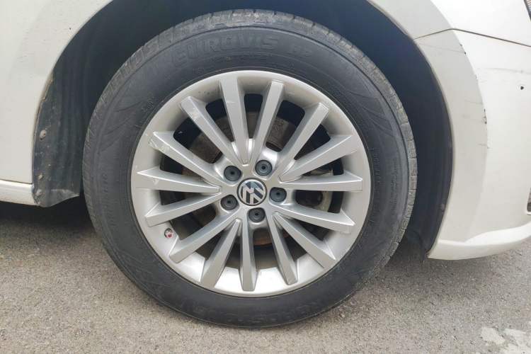 Used Volkswagen Lavida 2013 1.6L Automatic Luxury Edition Right Front Wheel Hub
