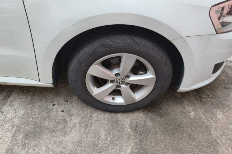 Used Volkswagen Lavida 2013 Revised Classic 1.6L Automatic Fashion Edition Right Front Wheel Hub