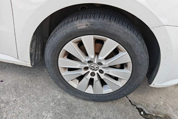 Used Volkswagen Lavida 2013 Revised Version 1.4 TSI DSG Comfort Edition Right Front Wheel Hub