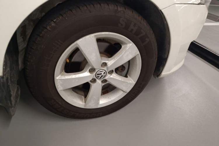 Used Volkswagen Lavida 2013 Revised Classic 1.6L Manual Fashion Edition Right Front Wheel Hub