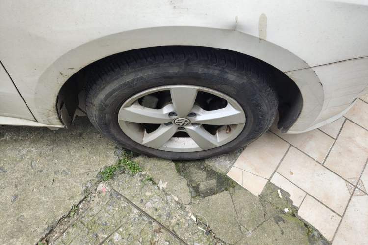 Used Volkswagen Lavida 2013 Revised Classic 1.6L Automatic Fashion Edition Right Front Wheel Hub