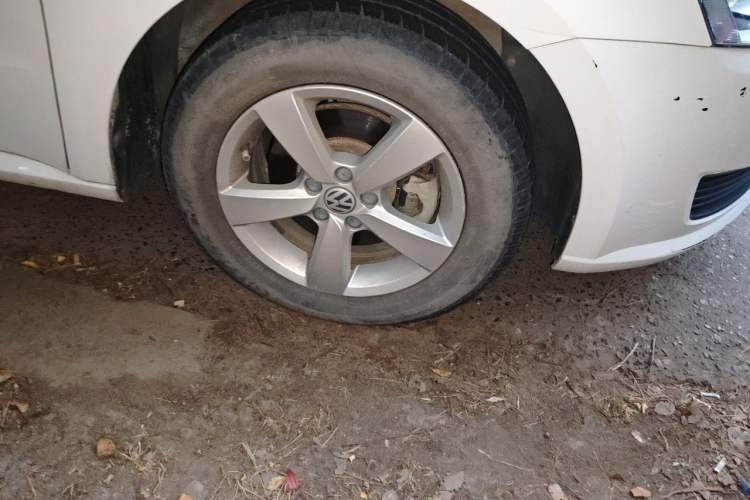 Used Volkswagen Lavida 2013 1.6L Manual Fashion Edition Right Front Wheel Hub