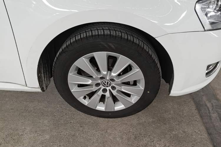 Used Volkswagen Lavida 2013 Restyled Classic 1.6L Automatic Comfort Edition Right Front Wheel Hub