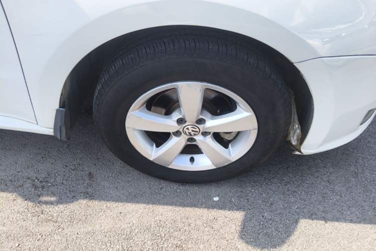 Used Volkswagen Lavida 2013 Revised Classic 1.6L Automatic Fashion Edition Right Front Wheel Hub
