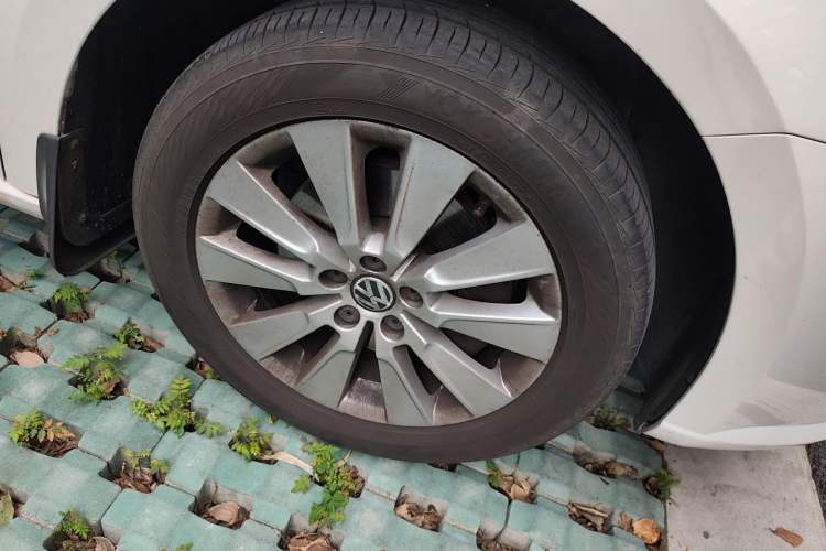 Used Volkswagen Lavida 2013 Revised Version 1.4 TSI DSG Comfort Edition Right Front Wheel Hub
