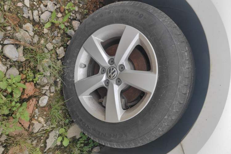 Used Volkswagen Lavida 2013 Revised Classic 1.6L Automatic Fashion Edition Right Front Wheel Hub