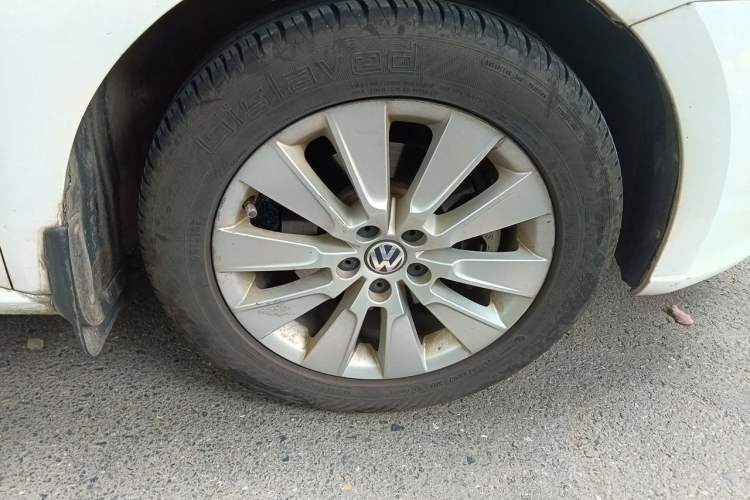 Used Volkswagen Lavida 2013 Restyled Classic 1.6L Manual Comfort Edition Right Front Wheel Hub