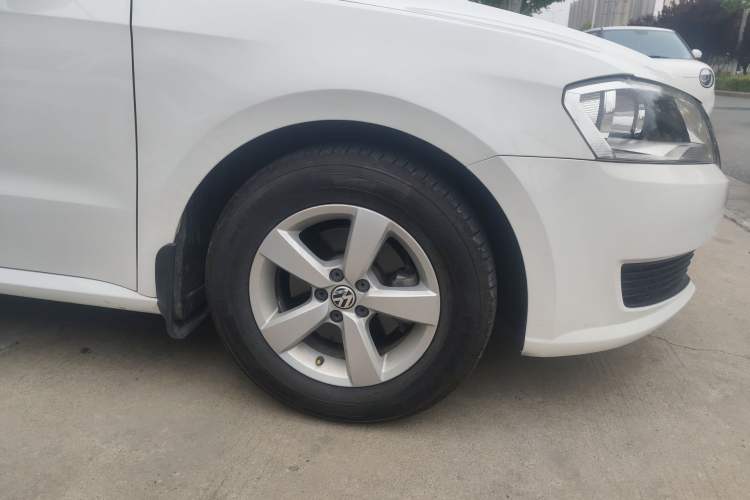 Used Volkswagen Lavida 2013 Revised Classic 1.6L Automatic Fashion Edition Right Front Wheel Hub