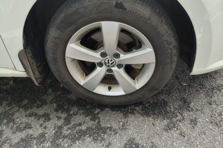 Used Volkswagen Lavida 2013 Revised Classic 1.6L Manual Fashion Edition Right Front Wheel Hub