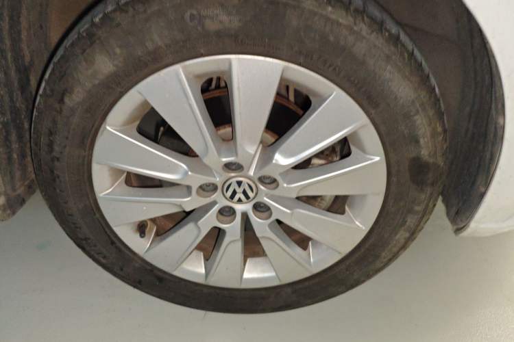 Used Volkswagen Lavida 2013 Restyled Classic 1.6L Automatic Comfort Edition Right Front Wheel Hub