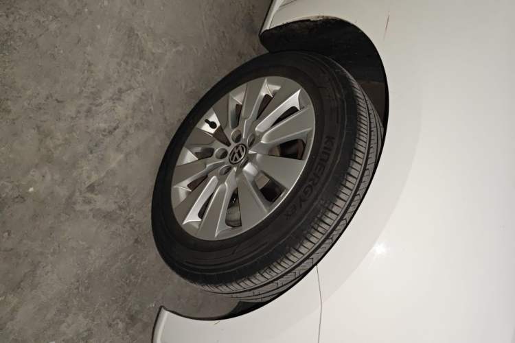 Used Volkswagen Lavida 2013 Restyled Classic 1.6L Automatic Comfort Edition Right Front Wheel Hub