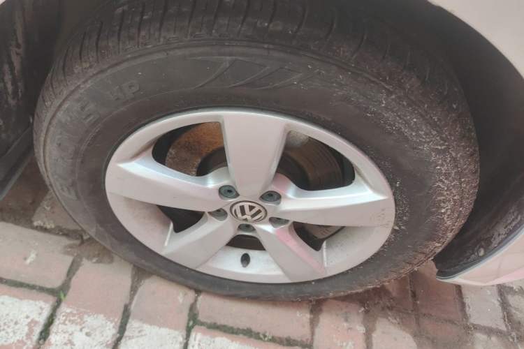Used Volkswagen Lavida 2013 Revised Classic 1.6L Automatic Fashion Edition Right Front Wheel Hub