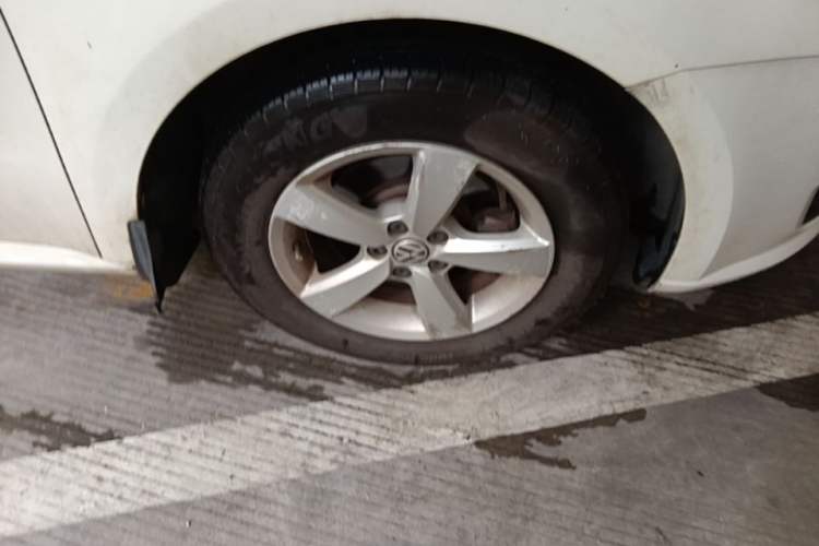 Used Volkswagen Lavida 2013 Revised Classic 1.6L Manual Fashion Edition Right Front Wheel Hub
