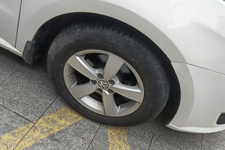 Used Volkswagen Lavida 2013 Revised Classic 1.6L Automatic Fashion Edition Right Front Wheel Hub