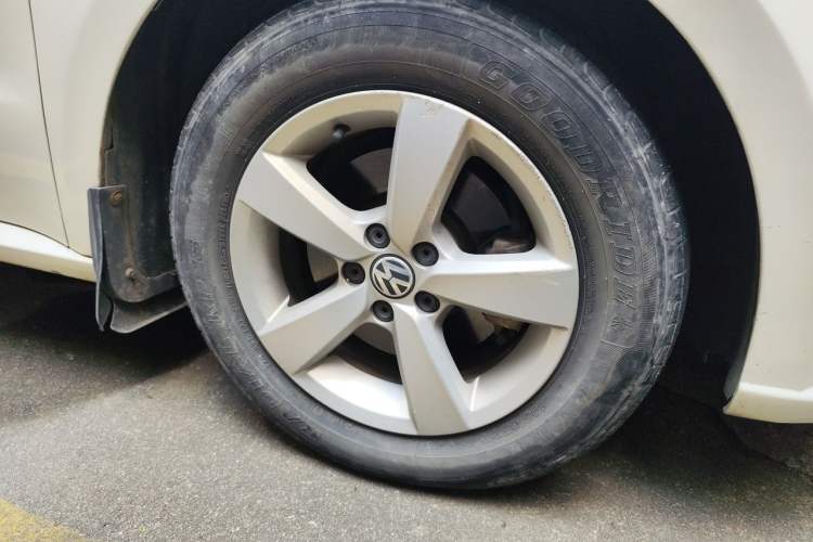Used Volkswagen Lavida 2013 Revised Classic 1.6L Automatic Fashion Edition Right Front Wheel Hub