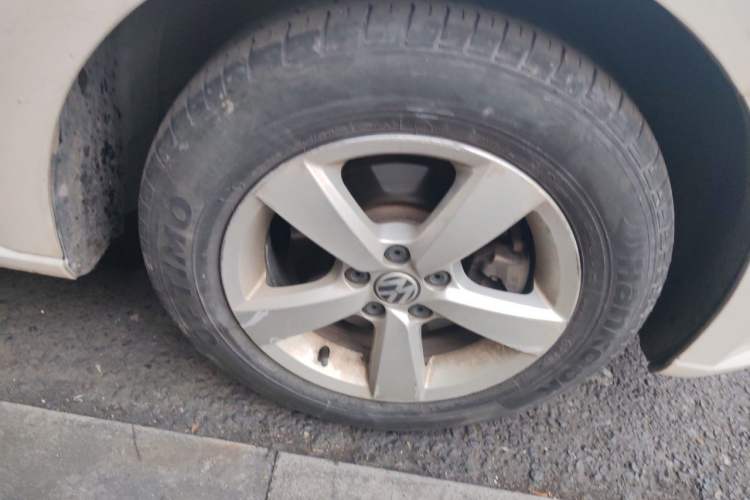 Used Volkswagen Lavida 2013 Revised Classic 1.6L Manual Fashion Edition Right Front Wheel Hub