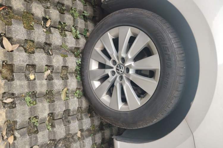 Used Volkswagen Lavida 2013 1.4TSI DSG Comfort Edition Right Front Wheel Hub