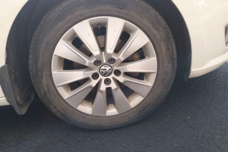 Used Volkswagen Lavida 2013 Restyled Classic 1.6L Automatic Comfort Edition Right Front Wheel Hub