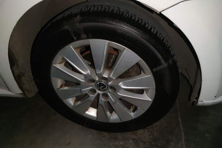Used Volkswagen Lavida 2013 Revised Version 1.4 TSI Manual Comfort Edition Right Front Wheel Hub