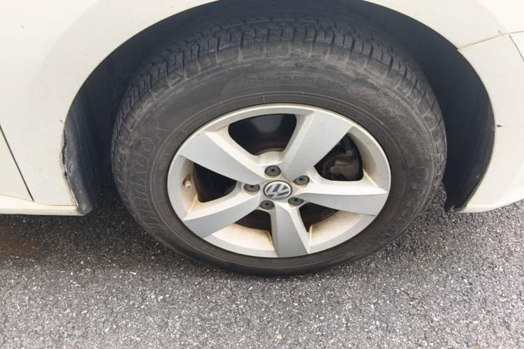 Used Volkswagen Lavida 2013 Revised Classic 1.6L Automatic Fashion Edition Right Front Wheel Hub