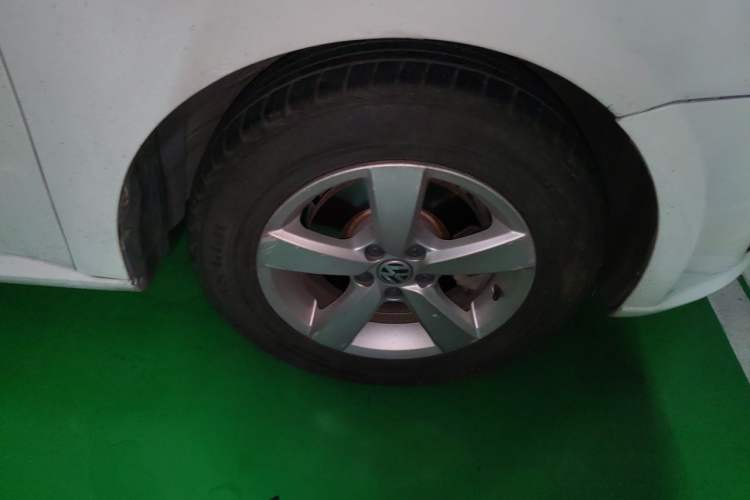 Used Volkswagen Lavida 2013 1.6L Automatic Fashion Edition Right Front Wheel Hub