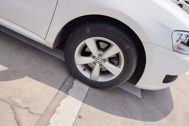 Used Volkswagen Lavida 2013 Revised Classic 1.6L Manual Fashion Edition Right Front Wheel Hub