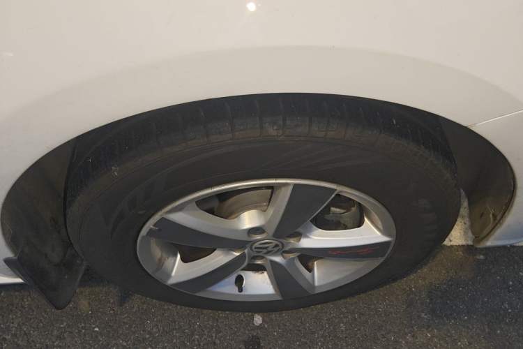 Used Volkswagen Lavida 2013 Revised Classic 1.6L Automatic Fashion Edition Right Front Wheel Hub
