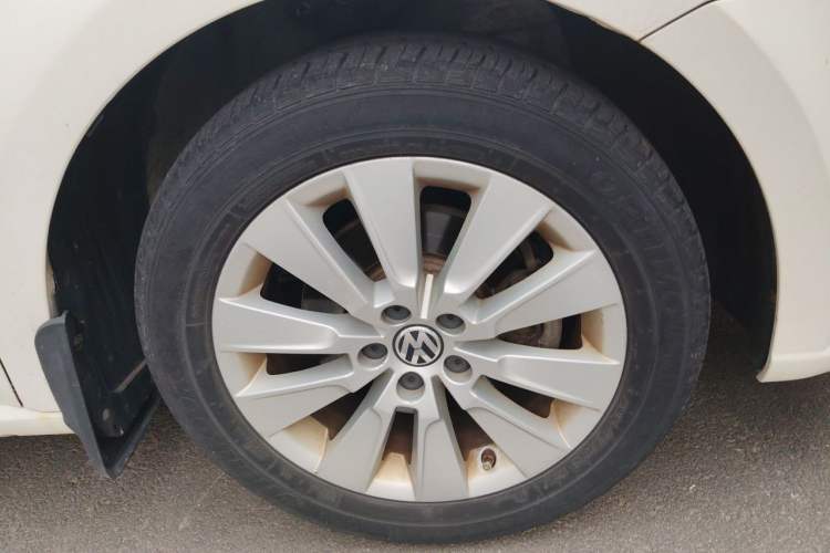 Used Volkswagen Lavida 2013 Restyled Classic 1.6L Manual Comfort Edition Right Front Wheel Hub