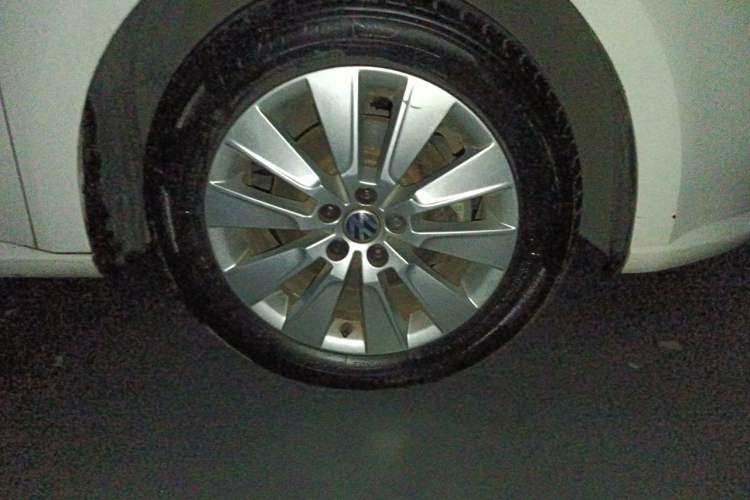 Used Volkswagen Lavida 2013 1.6L Automatic Comfort Edition Right Front Wheel Hub