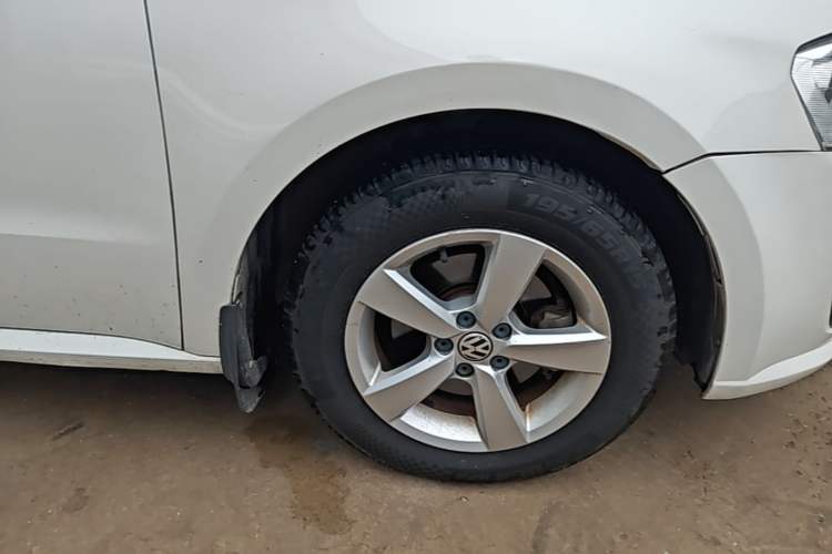 Used Volkswagen Lavida 2013 Revised Classic 1.6L Manual Fashion Edition Right Front Wheel Hub
