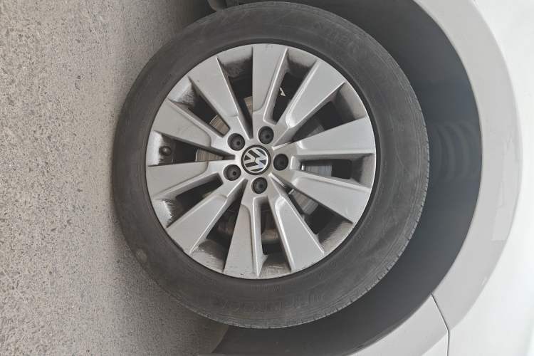 Used Volkswagen Lavida 2013 Revised Version 1.4 TSI DSG Comfort Edition Right Front Wheel Hub