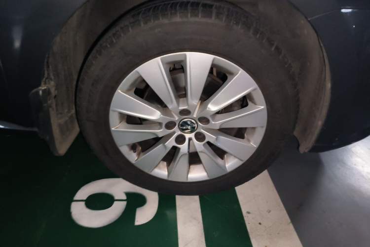 Used Volkswagen Lavida 2013 Revised Version 1.4 TSI DSG Comfort Edition Right Front Wheel Hub