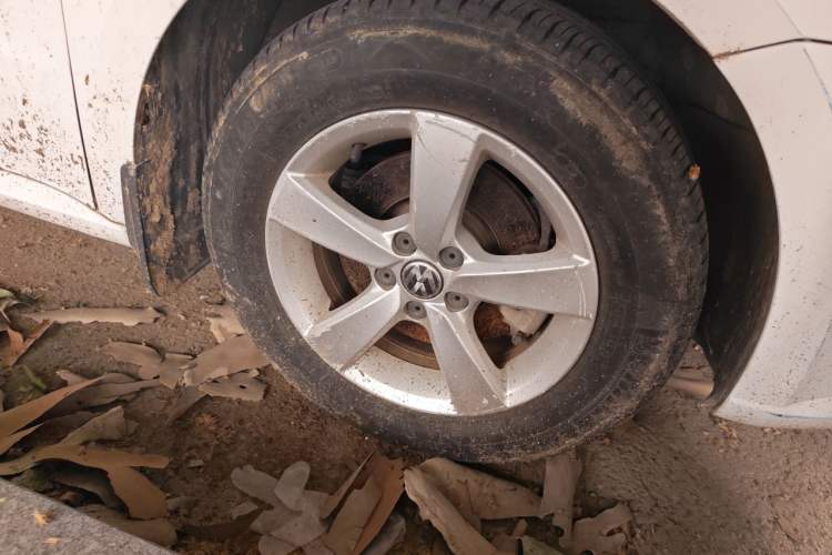 Used Volkswagen Lavida 2013 Revised Classic 1.6L Manual Fashion Edition Right Front Wheel Hub