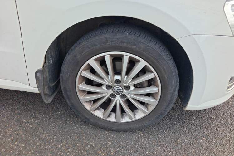 Used Volkswagen Lavida 2013 Revised Version 1.4 TSI DSG Luxury Edition Right Front Wheel Hub