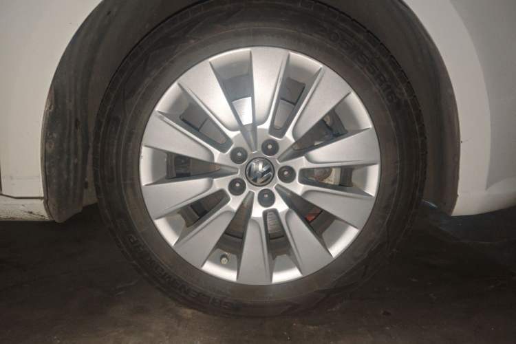 Used Volkswagen Lavida 2013 1.6L Automatic Comfort Edition Right Front Wheel Hub