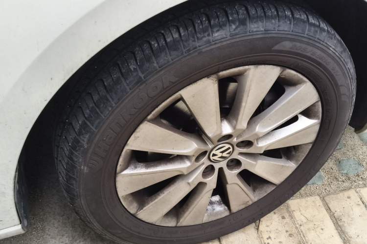 Used Volkswagen Lavida 2013 Revised Version 1.4 TSI Manual Comfort Edition Right Front Wheel Hub