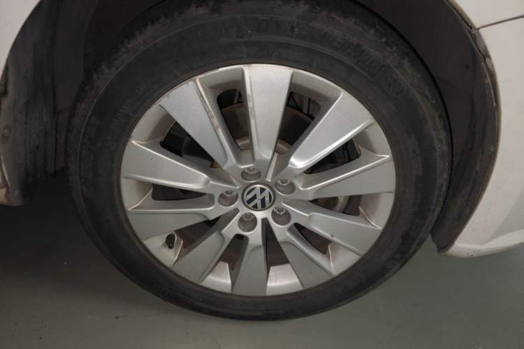 Used Volkswagen Lavida 2013 Restyled Classic 1.6L Automatic Comfort Edition Right Front Wheel Hub