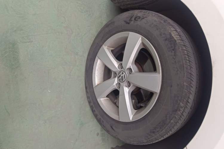 Used Volkswagen Lavida 2013 Revised Classic 1.6L Automatic Fashion Edition Right Front Wheel Hub