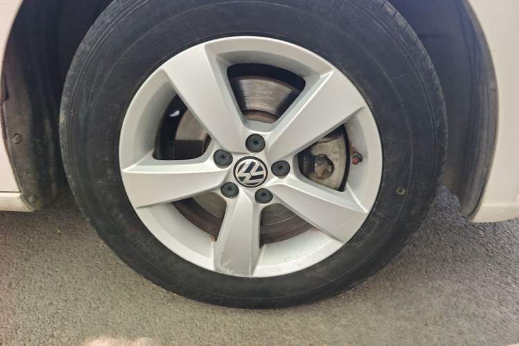 Used Volkswagen Lavida 2013 Revised Classic 1.6L Automatic Fashion Edition Right Front Wheel Hub