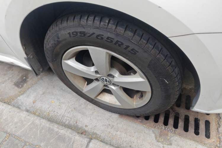 Used Volkswagen Lavida 2013 Revised Classic 1.6L Automatic Fashion Edition Right Front Wheel Hub