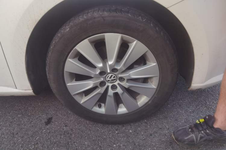Used Volkswagen Lavida 2013 1.6L Automatic Comfort Edition Right Front Wheel Hub