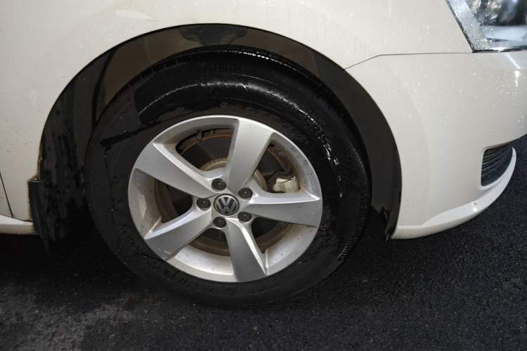 Used Volkswagen Lavida 2013 Revised Classic 1.6L Automatic Fashion Edition Right Front Wheel Hub