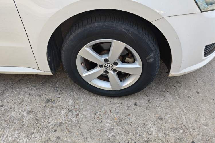 Used Volkswagen Lavida 2013 Revised Classic 1.6L Automatic Fashion Edition Right Front Wheel Hub