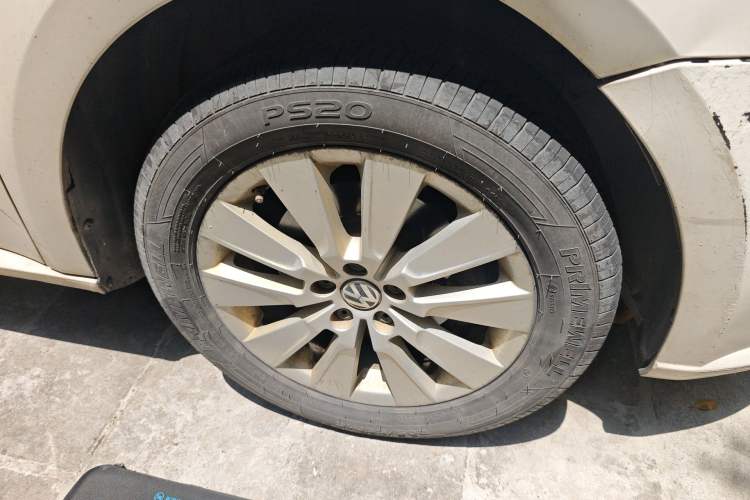 Used Volkswagen Lavida 2013 Restyled Classic 1.6L Automatic Comfort Edition Right Front Wheel Hub