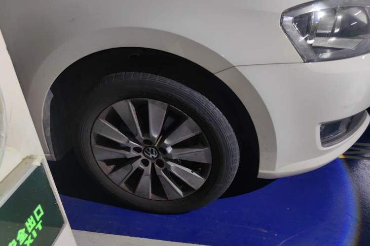 Used Volkswagen Lavida 2013 Revised Version 1.4 TSI DSG Comfort Edition Right Front Wheel Hub