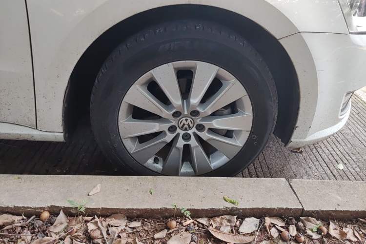 Used Volkswagen Lavida 2013 1.6L Automatic Comfort Edition Right Front Wheel Hub