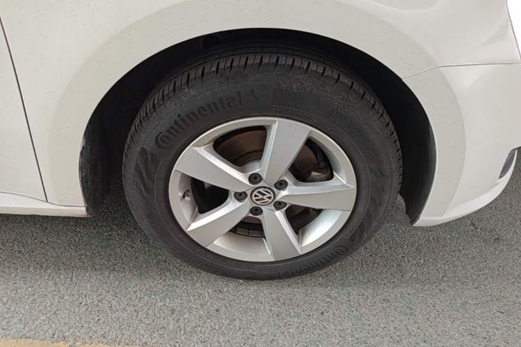 Used Volkswagen Lavida 2013 Revised Classic 1.6L Automatic Fashion Edition Right Front Wheel Hub