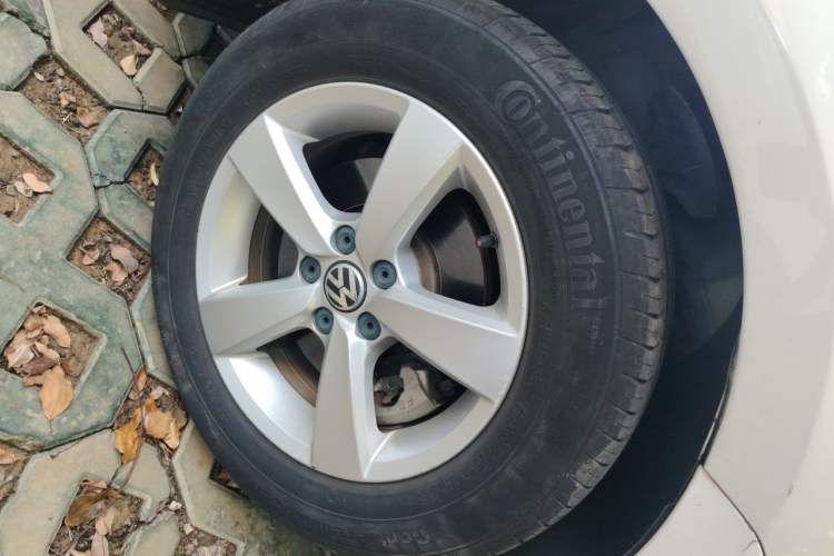 Used Volkswagen Lavida 2013 Revised Classic 1.6L Automatic Fashion Edition Right Front Wheel Hub