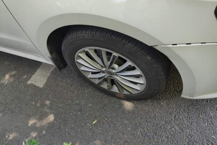 Used Volkswagen Lavida 2013 Revised Version 1.6L Automatic Luxury Edition Right Front Wheel Hub
