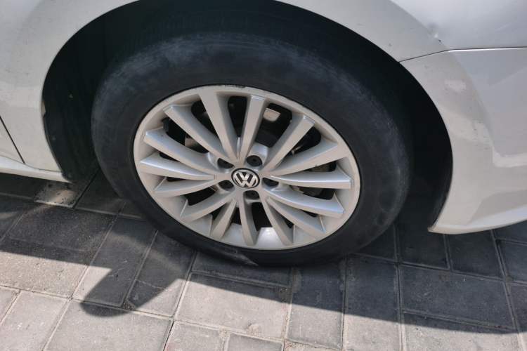 Used Volkswagen Lavida 2013 1.4 TSI Manual Luxury Edition Right Front Wheel Hub